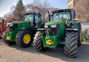 Traktory John Deere duben 2022